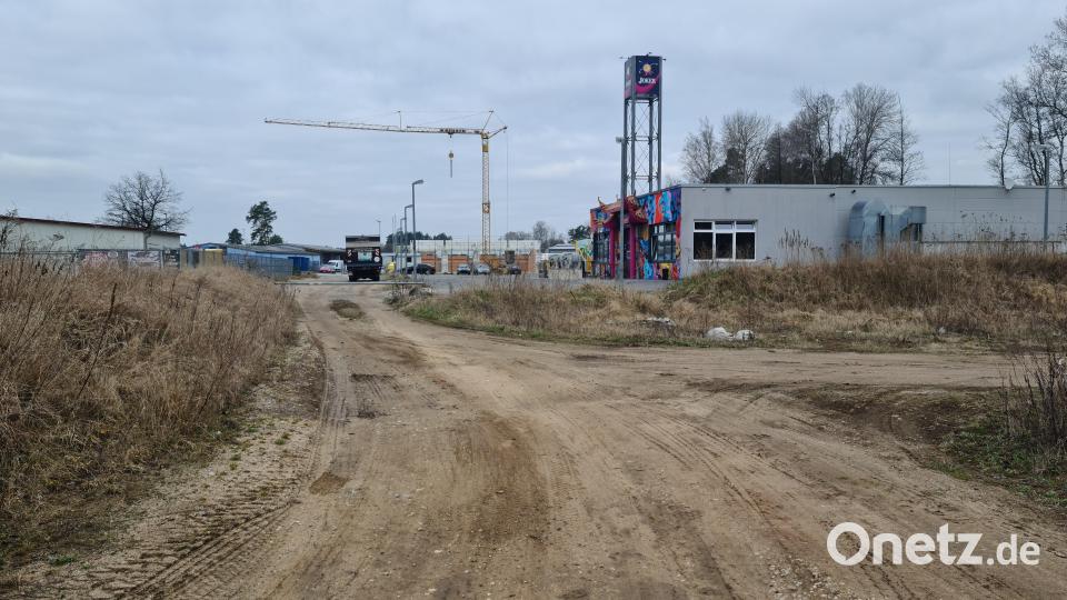 Die Straße in der Nähe des Gründerzentrums könnte einmal erweitert werden. Dies steht aber im Konflikt mit dem Hochwasserschutz. Bild: sne