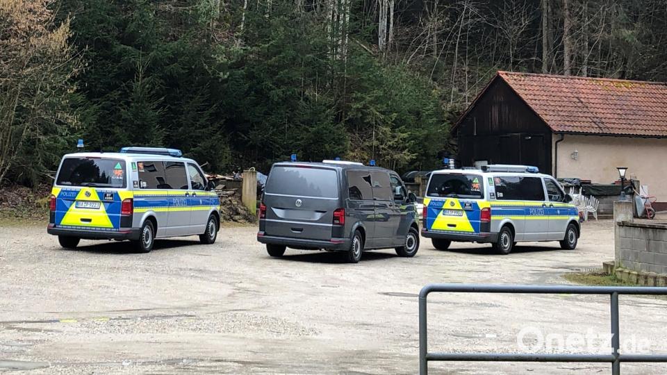 Polizeifahrzeuge stehen bei einer Razzia vor einem Haus. In Bayern, Baden-Württemberg und Nordrhein-Westfalen finden Razzien gegen die organisierte Kriminalität statt. Bild: Kathrin Zeilmann