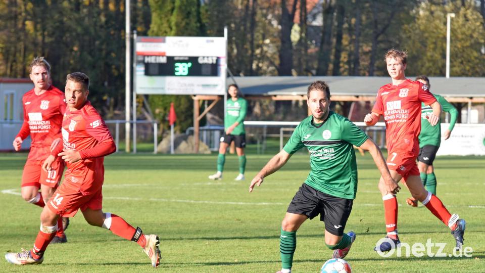 Der Tabellenzweite SV Mitterteich II geht ersatzgeschwächt ins Derby gegen die SpVgg Wiesau. Bei der Landesliga-Reserve fehlt unter anderem der verletzte Spielertrainer Matthias Männl (grünes Trikot, Szene aus dem Spiel beim TSV Waldershof/0:0). Archivbild: Gebert