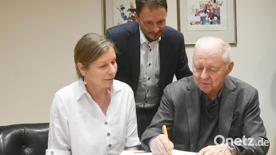 Christine Ascherl und German Vogelsang signieren das Buch für Oberbürgermeister Jens Meyer. Bild: Gabi Schönberger