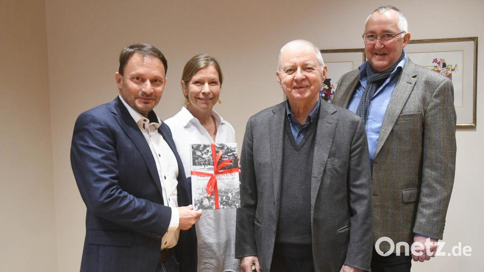 Weidens Oberbürgermeister Jens Meyer bekommt als einer der Ersten die Neuausgabe des Buches &quot;Sie kommen! Die letzten Kriegstage in der Oberpfalz 1945&quot; von Christine Ascherl, German Vogelsang und Josef Roidl (von links). Bild: Gabi Schönberger