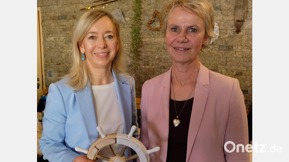 Schulamtsdirektorin Christine Söllner (rechts) überbringt Glückwünsche und ein Steuerrad für die neue Schulleiterin Gunda Hartinger. Bild: Fred Lehner