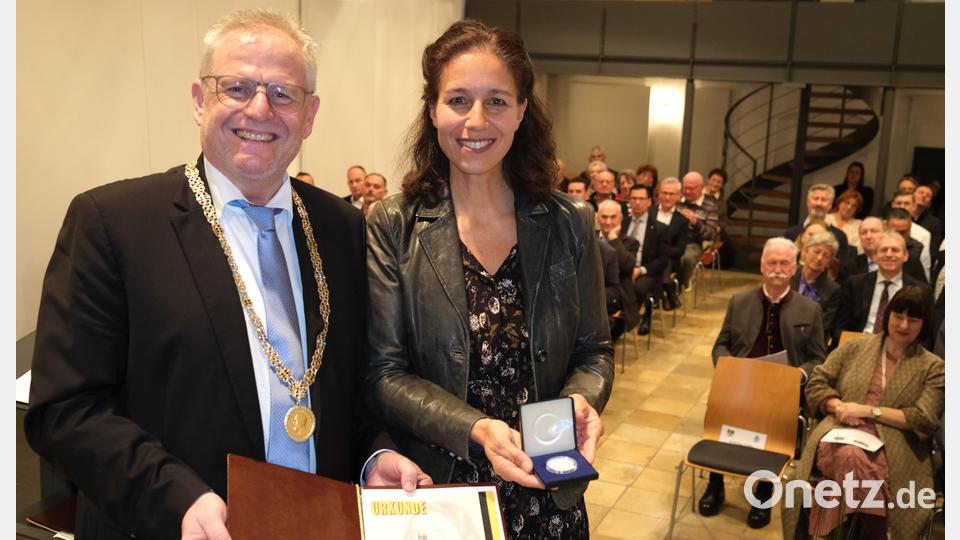 Oberbürgermeister Andreas Feller verleiht beim Festakt der Libourner Stadträtin Gabi Höper die Konrad-Max-Kunz-Medaille. Sie hat deutsche Wurzeln und ist für die internationalen Partnerschaften der südfranzösischen Stadt zuständig. Bild: Hirsch