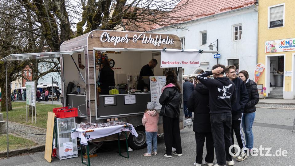 An den Imbiss-Ständen war immer etwas los. Bild: Roland Wellenhöfer