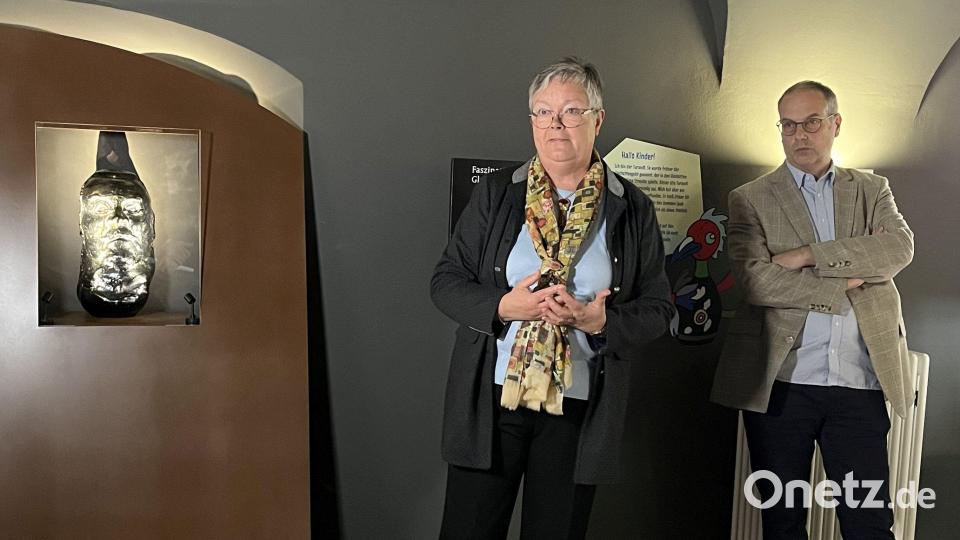 Die Ausstellung „Lebensart und Tafelfreude“ wurde von Kuratorin Ulrike Laufer in Szene gesetzt. Rechts: Christian Bauer vom Medienbüro bauer &amp; bauer. Bild: Christine Hollederer