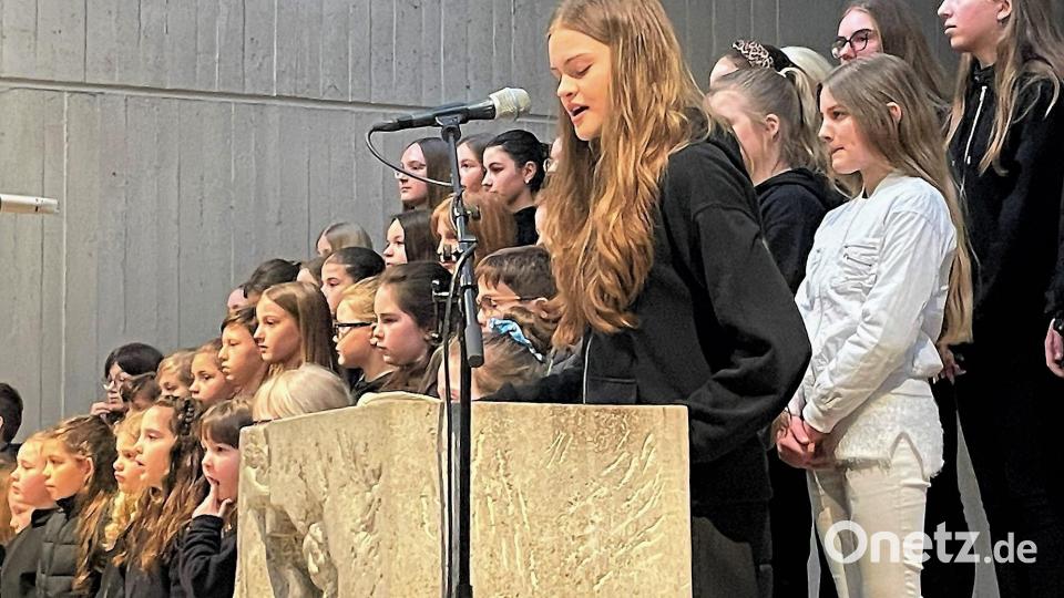 Sprecherin Helena Dettmann führte durch das Geschehen, der Chor, bestehend aus knapp 50 Kindern und Jugendlichen, sorgte für Gänsehautfeeling. Bild: Susanne Schwab