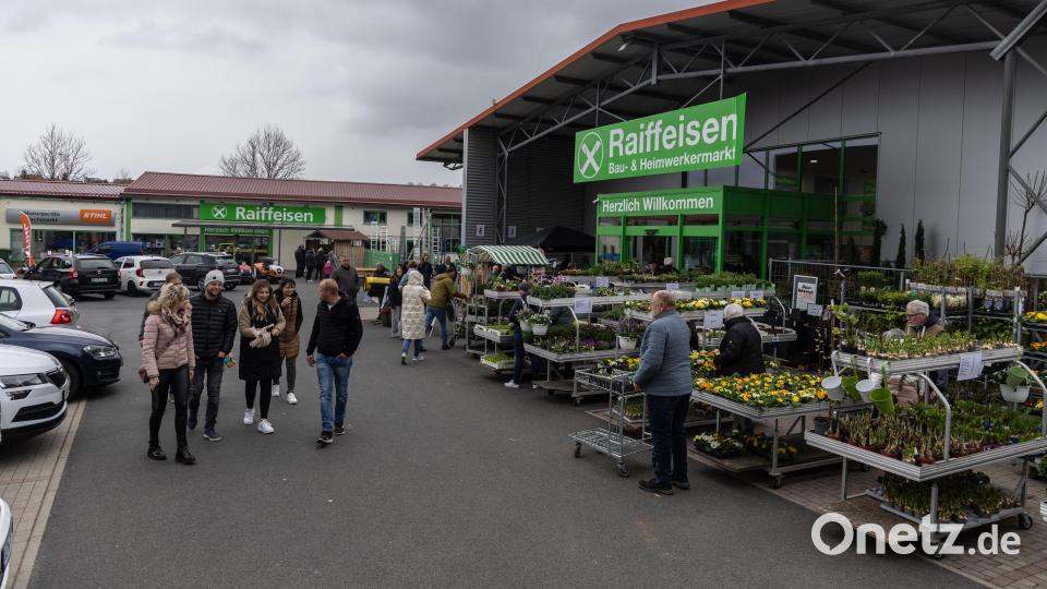 Der Raiffeisen-Baumarkt lockte mit Frühjahrs-Aktionen und frischen Pflanzen. Bild: Roland Wellenhöfer