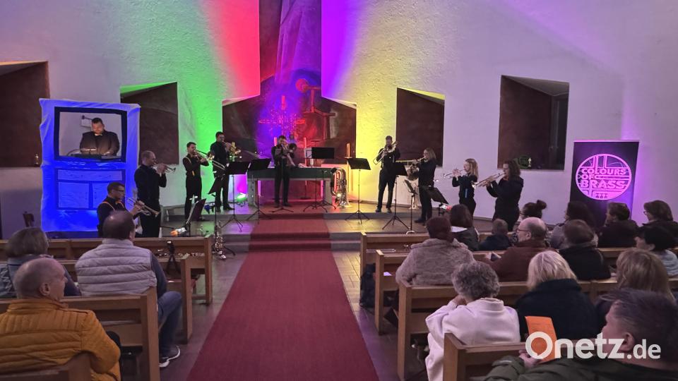 Das zehnköpfige Blechbläser-Ensemble „Colours of Brass“ brachte fulminante Filmmusik in die voll besetzte St.-Markus-Kirche am Hammerweg in Weiden. Bild: mgo