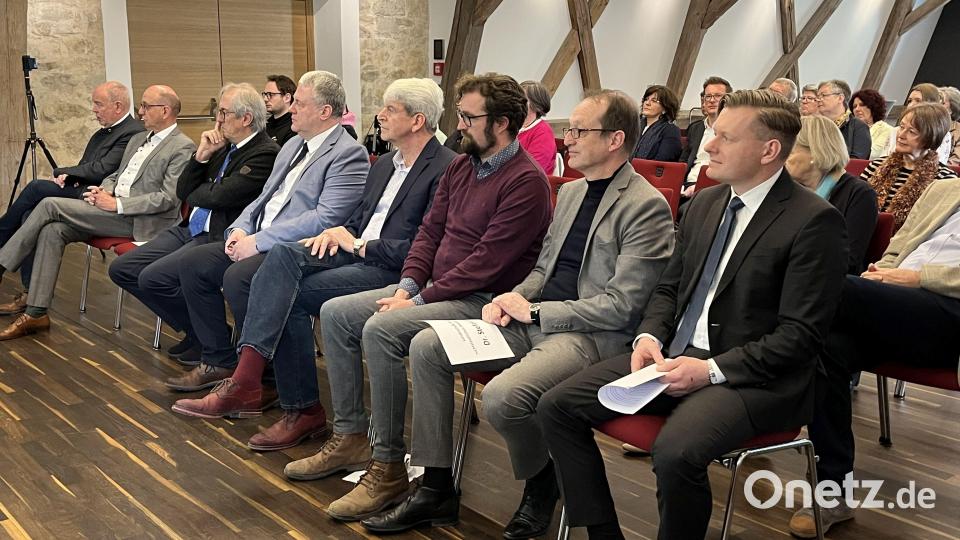 Mit einem Festakt wird die Ausstellung „Lebensart und Tafelfreude“ mit Museumsleiter Martin Schreiner (vorn rechts) und Landrat Richard Reisinger (vorn, Fünfter von rechts) eröffnet. Bild: Christine Hollederer