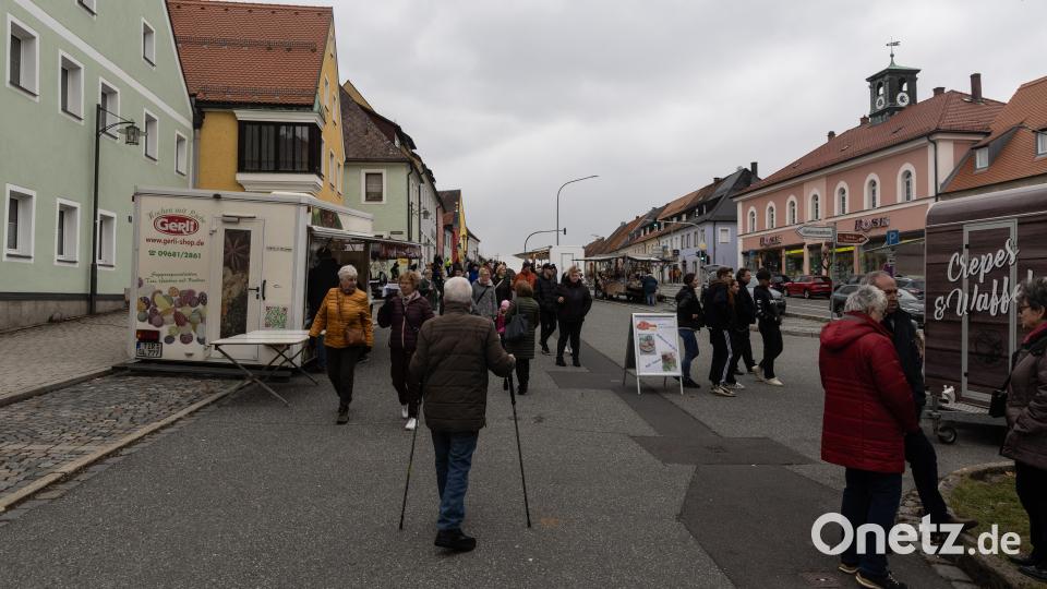 Nur ein gutes Dutzend Fieranten bot beim traditionellen Mittefastenmarkt seine Waren feil. Bild: Roland Wellenhöfer