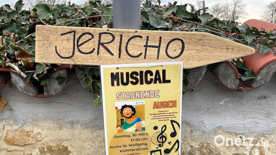 Hier entlang geht es nach Jericho und damit zu dem Kindermusical in der Kirche St. Wolfgang Kümmersbruck, bei dem für das Hilfswerk der Caritas zur Unterstützung der Kinder in der Ukraine Spenden gesammelt wurden. Bild: Susanne Schwab