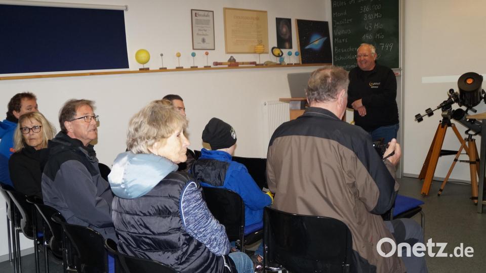 Sigi Roßkopf erklärt den "Tag der Astronomie" und weist auf die vielen Vorträge hin. Bild: wel
