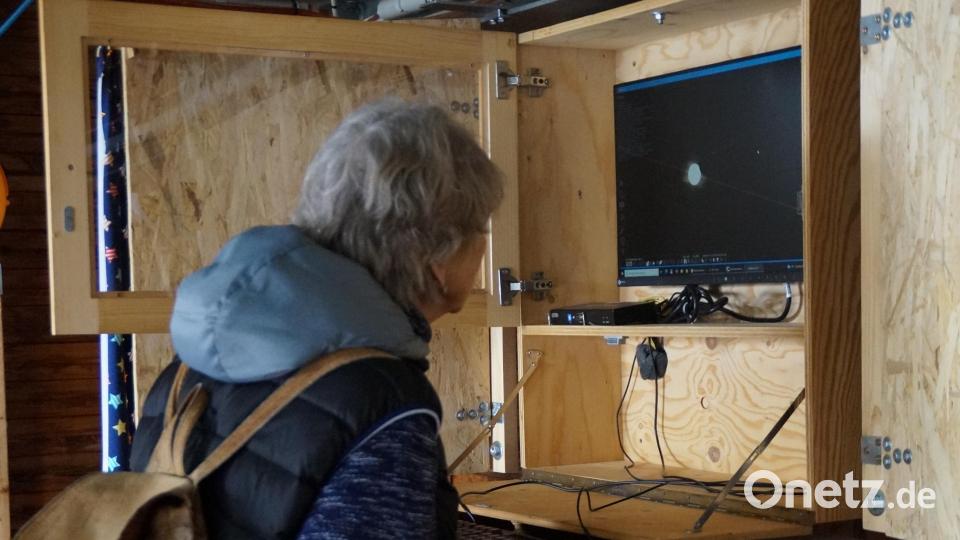 Auf dem Bildschirm wird die partielle Sonnenfinsternis gezeigt. Bild: wel