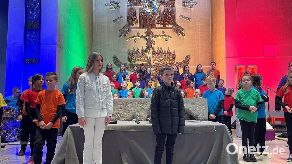 Erstaunt blickt Bartimäus (Paul Schmeiler, rechts) um sich, als er nach der Heilung durch Jesus (Sara Nicklas) zum ersten Mal die Welt und alle ihre Farben erblickt. Bild: Susanne Schwab