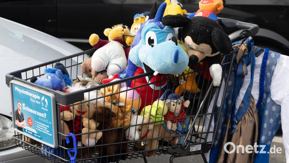 Auch eine große Auswahl an Plüschtieren gab es beim Flohmarkt am Edeka-Parkplatz. Bild: Roland Wellenhöfer
