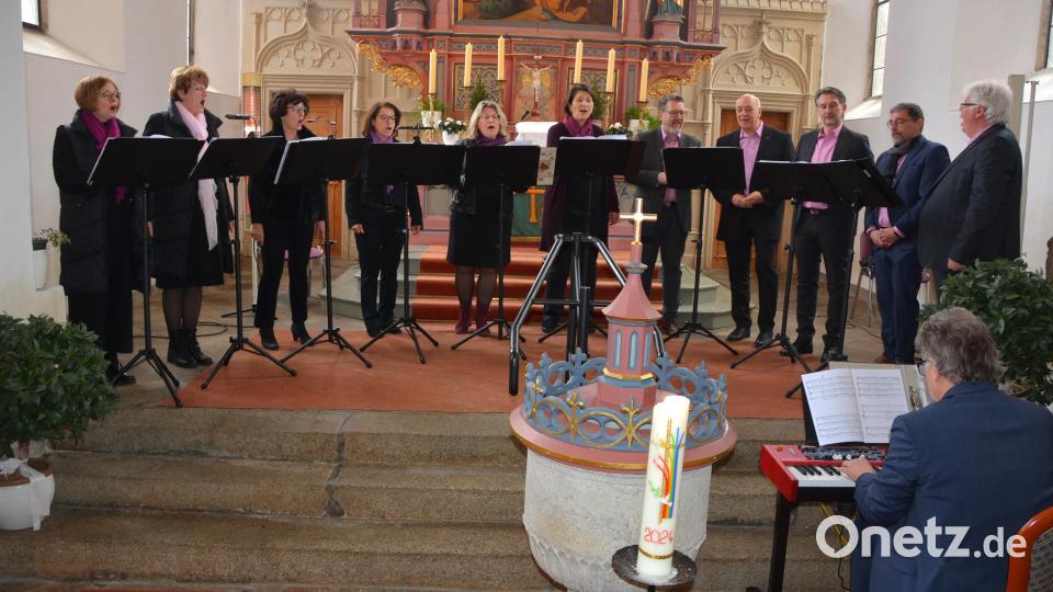 Beeindruckend war das elfköpfige Ensemble „ChorDiSono“, das am Sonntagnachmittag ein vielbeachtetes Benefizkonzert in der nahezu vollbesetzten evangelischen Kirche in Plößberg gab. Der Chor sang unter der Leitung von Alexander Meiler (rechts), am Piano saß Wolfgang Dirscherl. Bild: jr