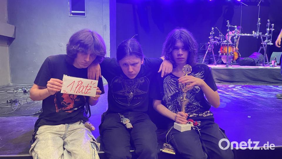 Die Siegerband &quot;Wet Wipes&quot; mit ihrem Pokal für den 1. Platz. Bild: Lukas Büchold