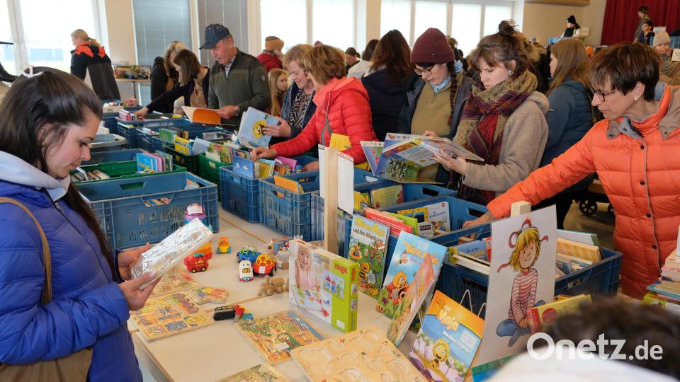 Über 5.000 Medien standen zur Auswahl. Im Zentrum des Interesses stand ein fast unüberschaubares Kontingent an Kinderbüchern. Bild: do
