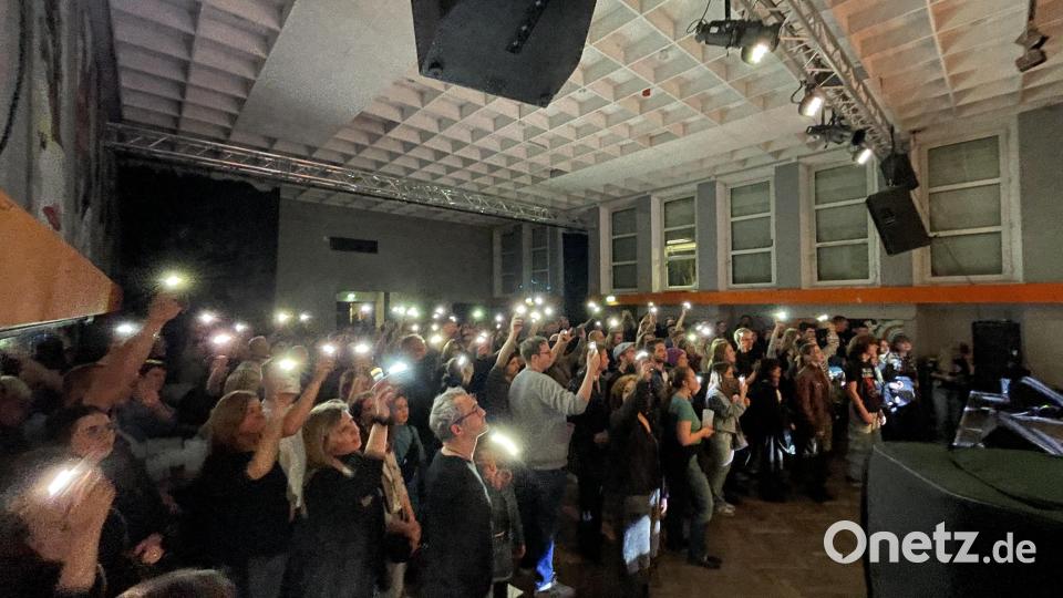 Das Publikum ist von der ersten Sekunde an von den Bands begeistert. Bild: Lukas Büchold