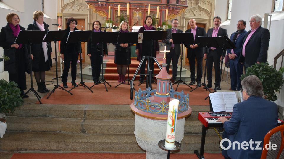 Beeindruckend war das elfköpfige Ensemble „ChorDiSono“, das am Sonntagnachmittag ein vielbeachtetes Benefizkonzert in der nahezu vollbesetzten evangelischen Kirche in Plößberg gab. Der Chor sang unter der Leitung von Alexander Meiler (rechts), am Piano saß Wolfgang Dirscherl. Bild: jr