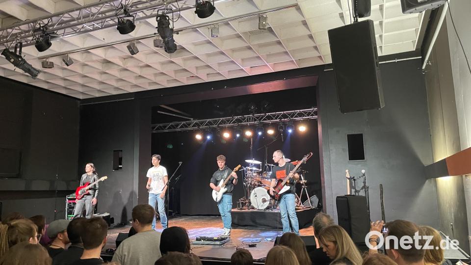 Die Coverband &quot;No Repeat&quot; spielt Klassiker der Rockgeschichte. Bild: Lukas Büchold