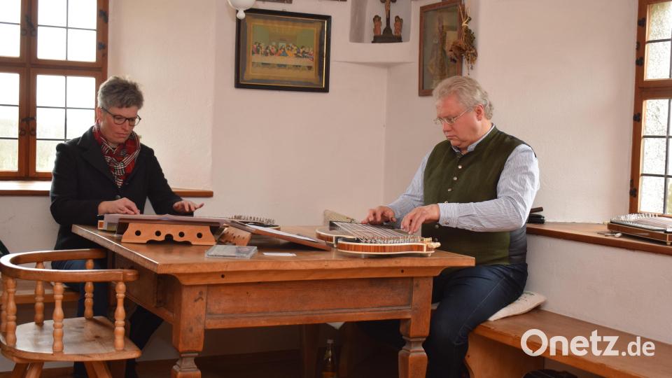 Christoph Schwarzer hat sich nicht nur als Organisator des Nordbayerischen Zithertages ausgezeichnet. Zusammen mit seiner Frau Anja beweisen beide ihre Virtuosität auf der Zither. Bild: bnr