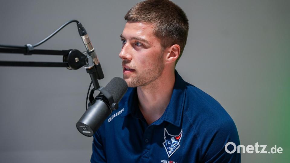 Vize-Kapitän Maximilian Kolb bei der Live-Aufnahme des Eishockey-Podcasts &quot;Powerplay&quot;. Bild: Marco Meier