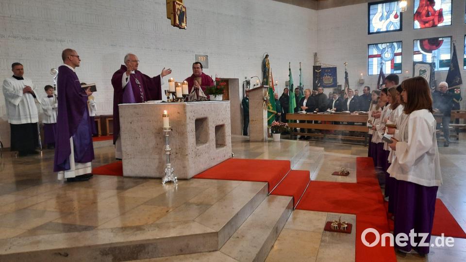 Bischof Rudolf Voderholzer zelebrierte anlässlich des Diözesantages in Ammerthal einen festlichen Gottesdienst. Bild: oe