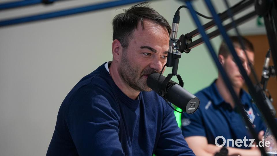 Trainer Sebastian Buchwieser bei der Live-Aufnahme des Eishockey-Podcasts &quot;Powerplay&quot;. Bild: Marco Meier