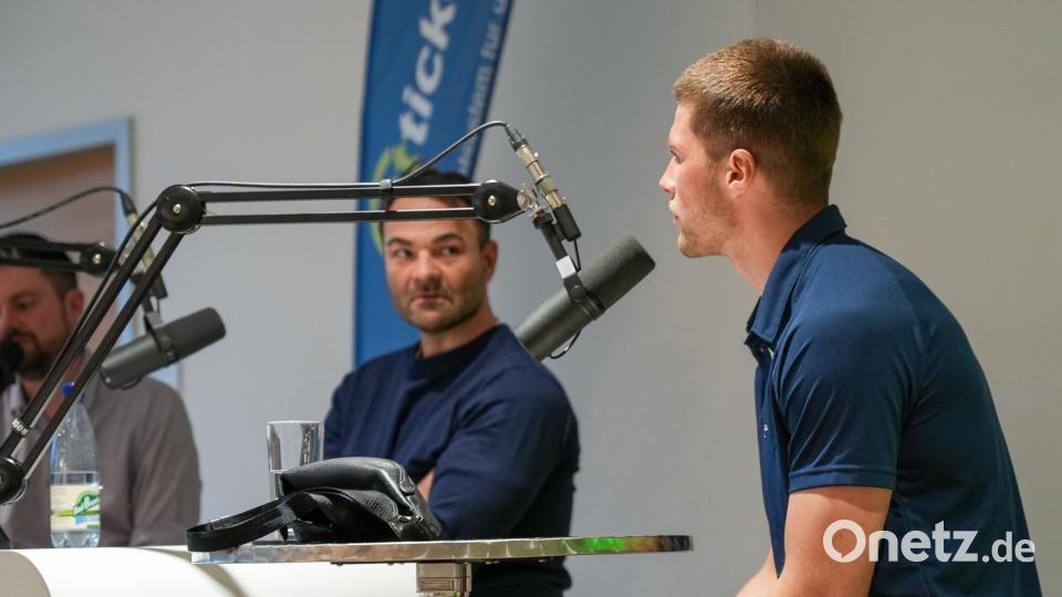 Trainer Sebastian Buchwieser und Vize-Kapitän Maximilian Kolb waren zu Gast bei der Live-Aufnahme des Eishockey-Podcasts &quot;Powerplay&quot;. Bild: Marco Meier