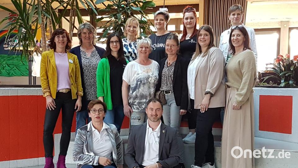 Das Ausstellerteam mit der Veranstalterin Steffi Zach (rechts hinten) ist zufrieden. Die &quot;Ladies Night&quot; kommt bei den Besuchern gut an. Bild: Steffi Zach/exb