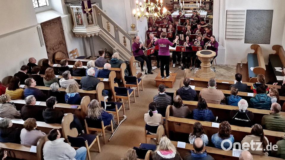 Die Kirchenbänke waren gut gefüllt beim Jubiläumskonzert. Bild: R. Kreuzer