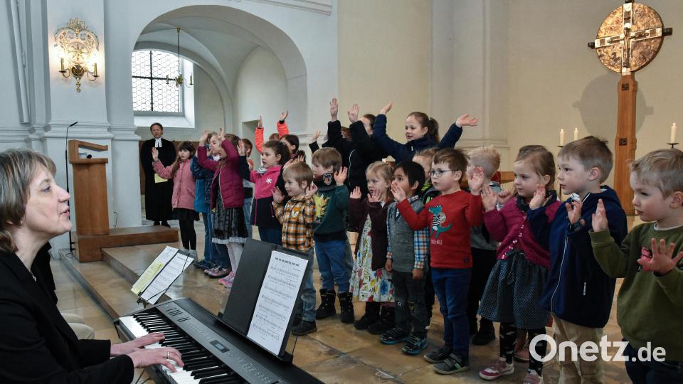 Einführungsgottesdienst von Pfarrein Julia und Pfarrer Christoph Maser in der Paulanerkirche in Amberg. Der Kinder- und Spatzenchor sang ein Begrüßungslied. Bild: Stephan Huber