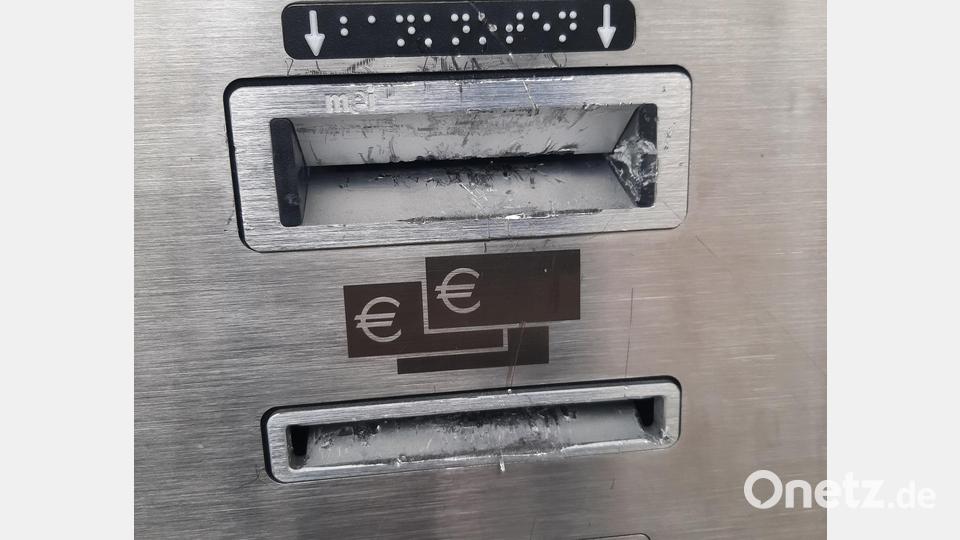 Auch die Geld- und Kartenschlitze sind beschädigt worden. Bild: Bundespolizeiinspektion Waldmünchen