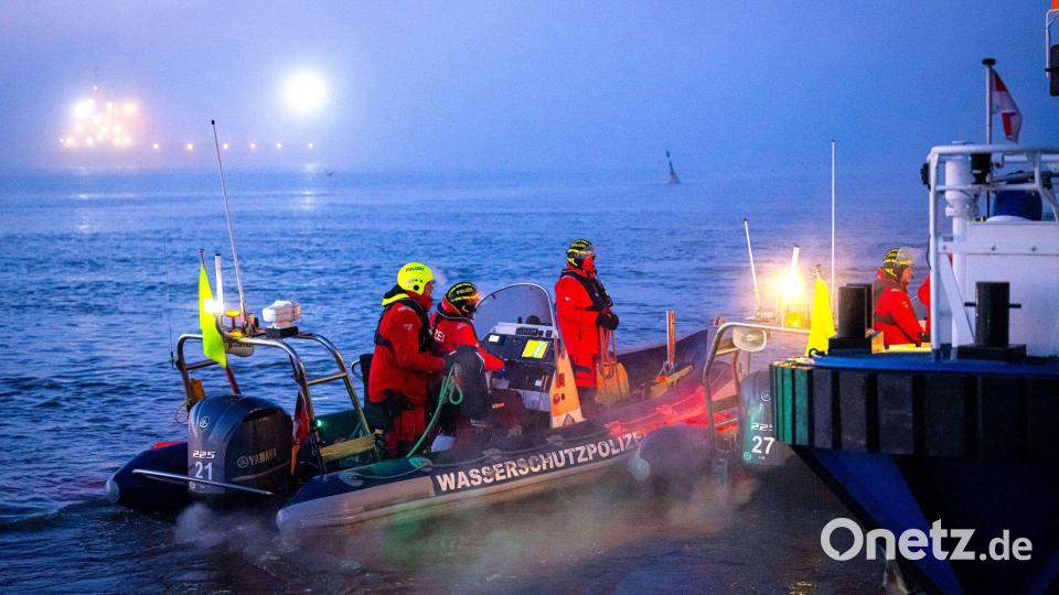 Einsatzkräfte der Wasserschutzpolizei sichern den Hafen, in dem das Spezialschiff „Pacific Grebe“ angelegt hat. Bild: Sina Schuldt/dpa