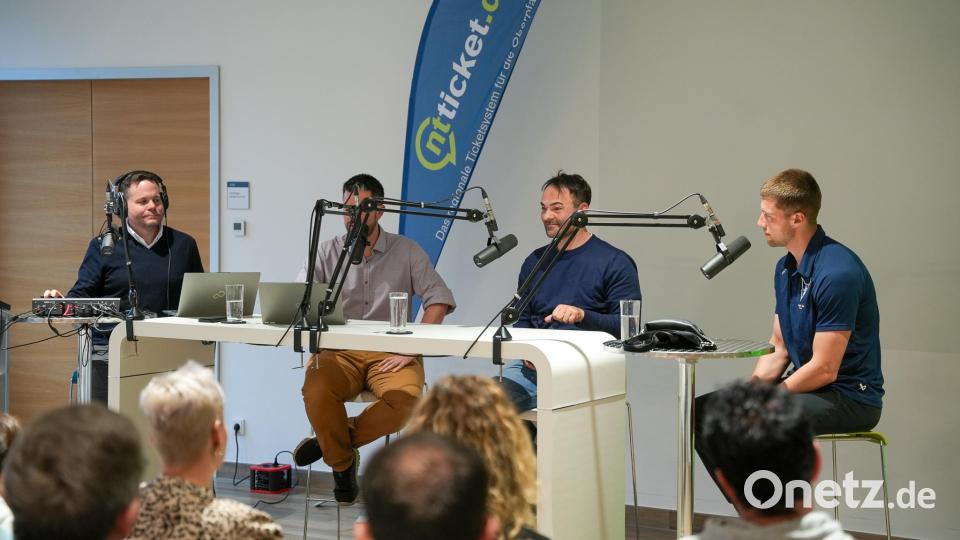 Trainer Sebastian Buchwieser und Vize-Kapitän Maximilian Kolb waren zu Gast bei der Live-Aufnahme des Eishockey-Podcasts &quot;Powerplay&quot;. Bild: Marco Meier