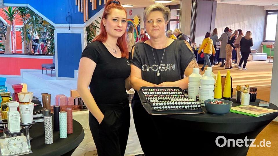Elf Ausstellerinnen präsentieren ein Angebot, das Frauen interessiert. Bild: Steffi Zach/exb