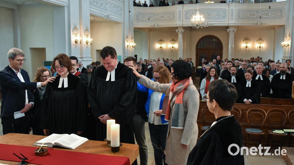 Die Pfarrstelle Paulaner I in Amberg ist wieder besetzt. Pfarrerin Julia und Pfarrer Christoph Maser wurden jetzt in der Paulanerkirche in Amberg offiziell in ihr Amt eingeführt. Bild: Stephan Huber