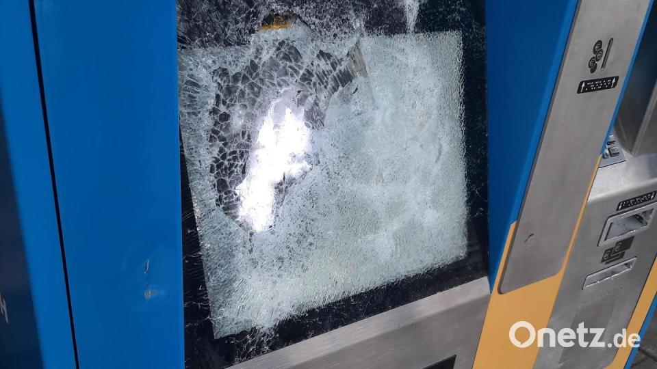 Das Display des Fahrscheinautomaten ist zerstört. Bild: Bundespolizeiinspektion Waldmünchen