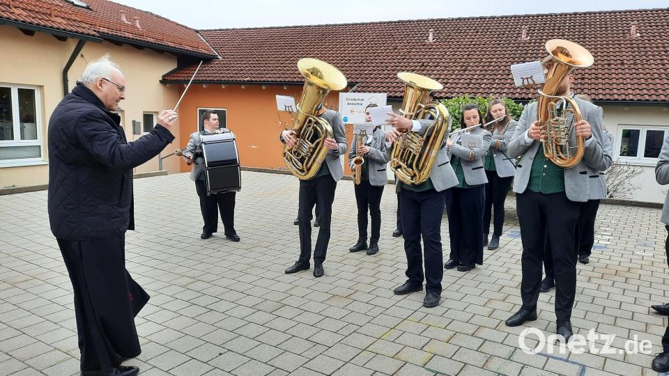 Der Regensburger Bischof Rudolf Voderholzer dirigierte kurz vor Beginn des DJK-Diözesantags in Ammerthal die örtliche Blaskapelle. Bild: oe