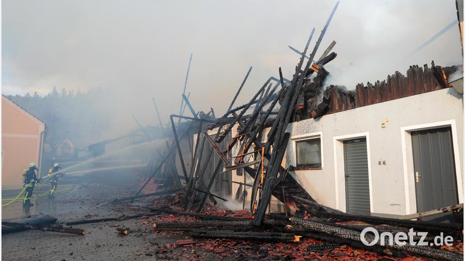 Ein ehemaliges Stallgebäude ist in Wolfersdorf bei Kastl abgebrannt. Bild: Wolfgang Steinbacher