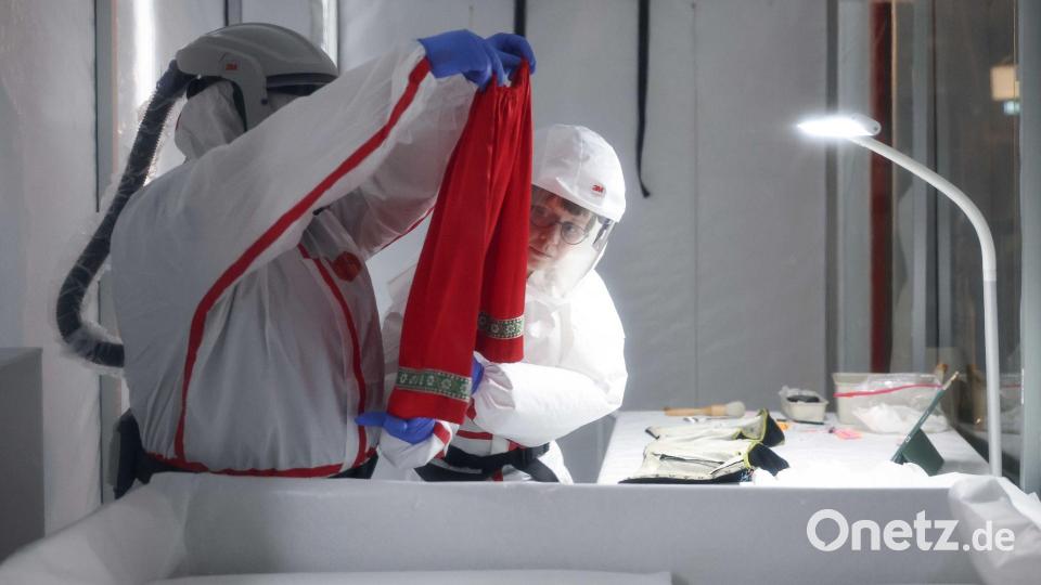 Manche Kleidungsstücke werden in Kartons deponiert. Bild: Daniel Löb/dpa