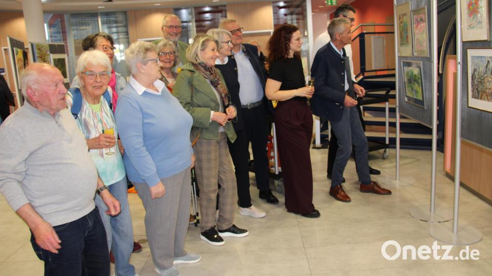 Die Mitglieder der Malgruppe des Maria-Seltmann-Hauses zeigen ihre Werke in der Ausstellung &quot;LebensMalwerke&quot; in der Geschäftsstelle der Volksbank Raiffeisenbank in Vohenstrauß. Darüber freut sich auch Regionalmarktleiter Anton Zilbauer (Zweiter von rechts). Bild: prh