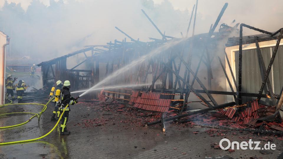 Ein ehemaliges Stallgebäude ist in Wolfersdorf bei Kastl abgebrannt. Bild: Wolfgang Steinbacher