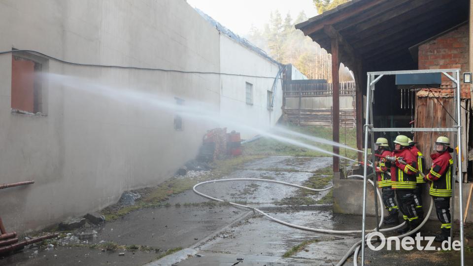 Die Feuerwehren mussten auch auf der Rückseite des Gebäudes löschen. Bild: Wolfgang Steinbacher