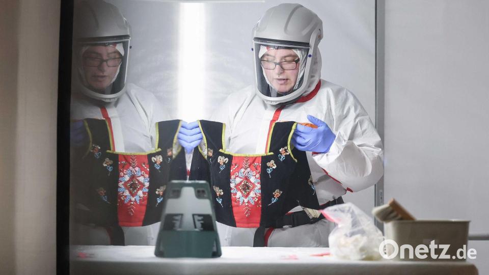 Die Trachten kommen mit rund 60.000 anderen Exponaten ins Tiefdepot. Bild: Daniel Löb/dpa