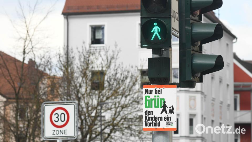 An der Ampel bei der Josefskirche hat die Polizei eine Hinweistafel montiert. Bild: Gabi Schönberger