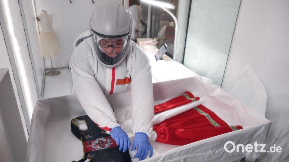 Die Kleidung sollte auf keinen Fall Falten werfen. Bild: Daniel Löb/dpa