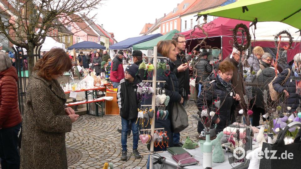 Der Krammarkt in Luhe lockt immer wieder viele Besucher an, wenn das Wetter passt. Heuer findet er am 13. April statt Archivbild: mh