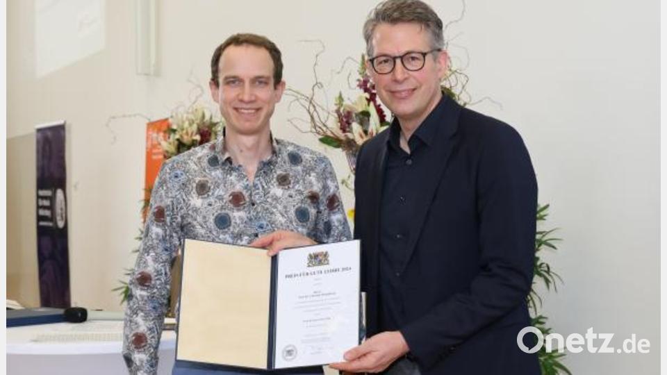 Am Montag überreichte Wissenschaftsminister Markus Blume (rechts) Prof. Dr. Christian Schmidkonz von der OTH Amberg-Weiden den Preis für gute Lehre. Bild: Rudi Merkl / Bayerisches Staatsministerium für Wissenschaft und Kunst